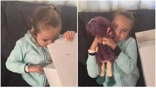 Une petite fille sourde reçoit une poupée qui lui ressemble