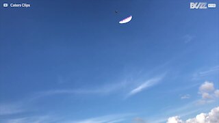 Akrobatisk paragliding ved klippene Oludeniz i Tyrkia