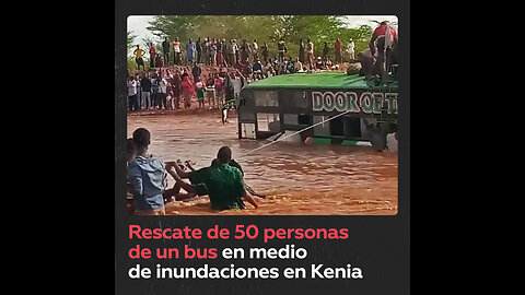 Rescatan a 50 pasajeros de un autobús varado en medio de inundaciones en Kenia