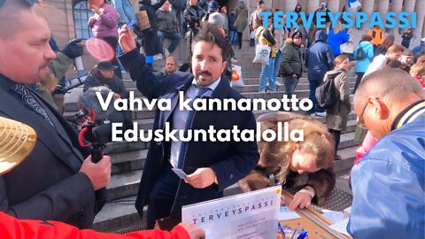 Vahva kannanotto piikkipassista Eduskuntatalolla