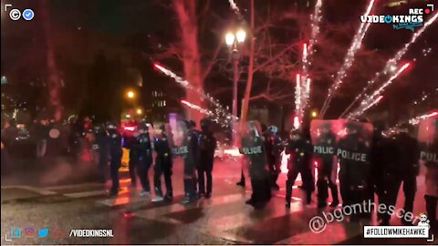 Antifa Militants close in and attack outnumbered Portland police force during NYE