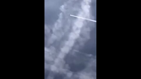 CHEMTRAIL PLANE SPRAY CHEMICALS☢️🚯🗣️🤧💨✈️IN THE SKY ON THE PEOPLE😮‍💨🤤💨🛩️🚷🫁💫