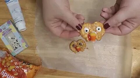 Pretzel turkey heads