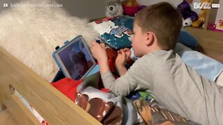 Grâce à Factime, elle peut lire une histoire à son petit-fils