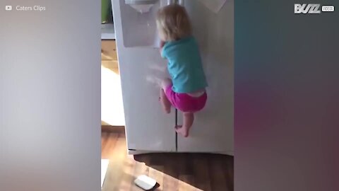 Dans l'Utah, cette enfant escalade un frigo comme une pro