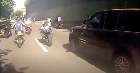Motor gang in a fight with Range rover