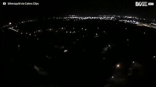 Un drone filme en plein cœur d'un feu d'artifice