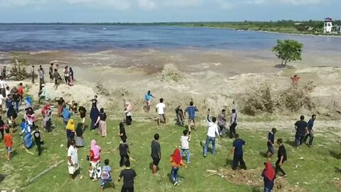 Incredible Tidal Bore Hits Village in Indonesia With Unexpected Power Again (Part 2)