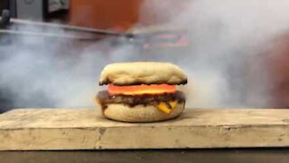 Cet homme a ajouté du verre fondu à son sandwich