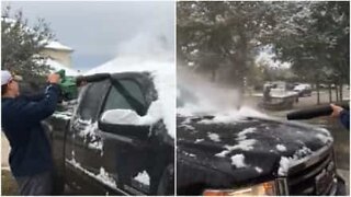 Lehtipuhallin on paras tapa puhdistaa lumi auton päältä