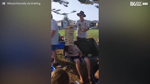 Une partie de Jenga extrêmement périlleuse