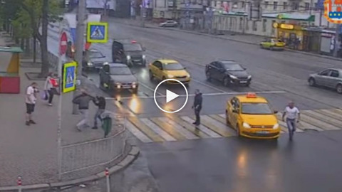 (VIDEO) Tukao djevojku nasred ulice, a potom požalio što se rodio