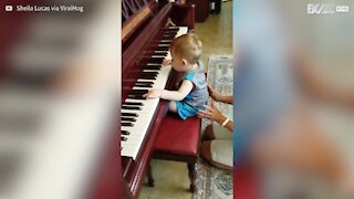 Bebê de um ano mostra o seu talento no piano