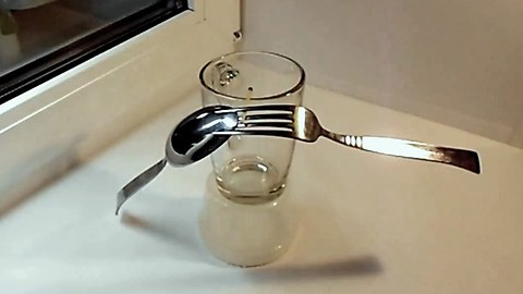 Bar trick - Defying Gravity While Balancing Fork&Spoon!! (Scientific Experiment)