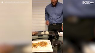 Marido recria jantar hibachi para a esposa!