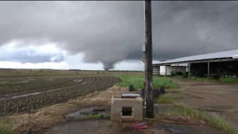Un homme filme la formation d'une tornade au Kansas