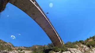 Jovem faz mergulho impressionante de uma ponte