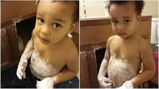 Menino se lambuza inteiro com creme de beleza da mãe