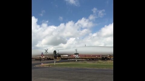 BNSF Train going through Sealy, Texas with Windmill blades.