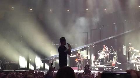 Adam Levine bounces mic, hits fan in the face