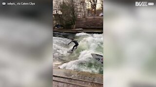 Surfistas aproveitam canal no meio de Munique