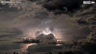 Blixtrande storm lyser upp skyn ovanför Australien