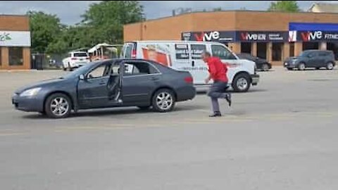 Un homme sort de sa voiture et commence à danser sur un parking