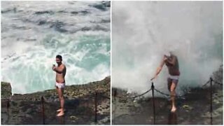 Episk selfie fail ved havet