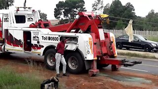 SOUTH AFRICA - Johannesburg - Tanker recovery on highway (Video) (snB)