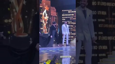 Ranveer Singh doing #pushpa signature step on the Stage 🔥 #ranveersingh #bollywoodchitchat #shorts