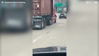 Ce camionneur continue son chemin malgré un pneu dans un piteux état