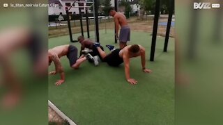 Jovens fazem flexões em conjunto