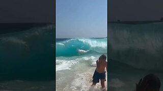 Colossal Wave at Kelingking Beach!