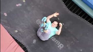 Cet acrobate fait des miracles sur un trampoline