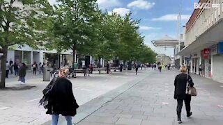 Des heures de queue pour entrer dans les boutiques au Royaume-Uni