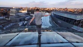 Des adeptes du parkour effraient les clients d'un centre commercial!