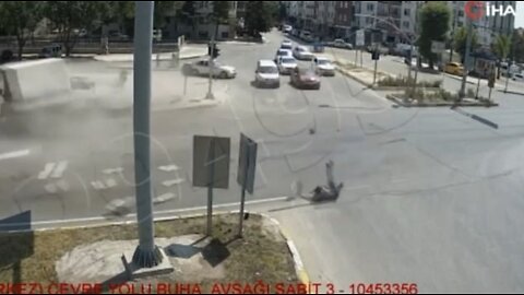 Van driver thrown through window horror crash with HGV in Ankara, Turkey