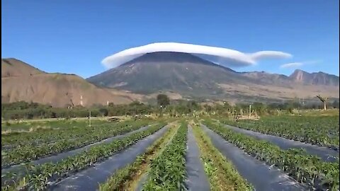 Mind-Blowing Cloud Formation Seen Over Mountaintop