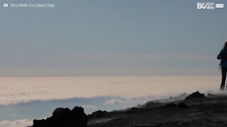 Incrível lava em erupção no vulcão Etna