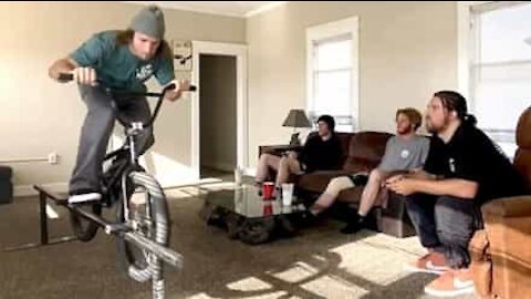 Fyr viser BMX-færdigheder inde i huset under karantænen