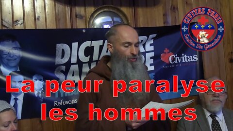 La peur paralyse les hommes et les réflexions.