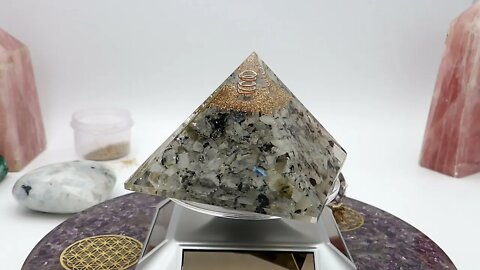Pyramide Orgonite Pierre de Lune Arc en Ciel | Fleur de Vie Cristal de Roche