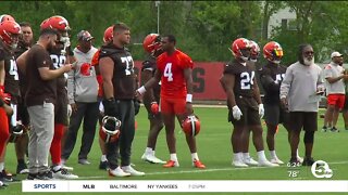 Watson on field with Browns as legal storm swirls around QB