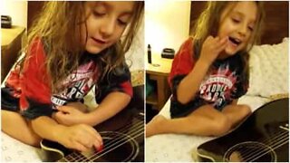 Padre e figlia suonano la chitarra insieme