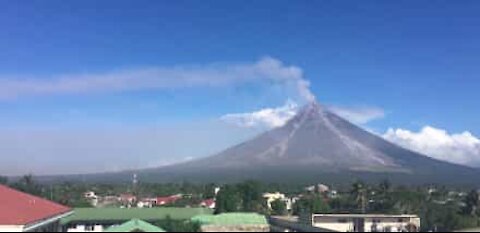 L'enorme eruzione di un vulcano nelle Filippine