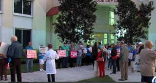 Crowd turns out over planned parenthood's move