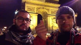 Turisti si "teletrasportano" per i vari luoghi di Parigi