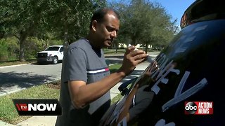 Tampa Bay area man advertising need for kidney on car window
