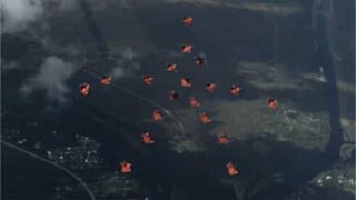 Meravigliosa coreografia aerea di esperti paracadutisti