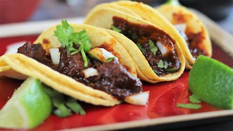 How to make braised pork tacos